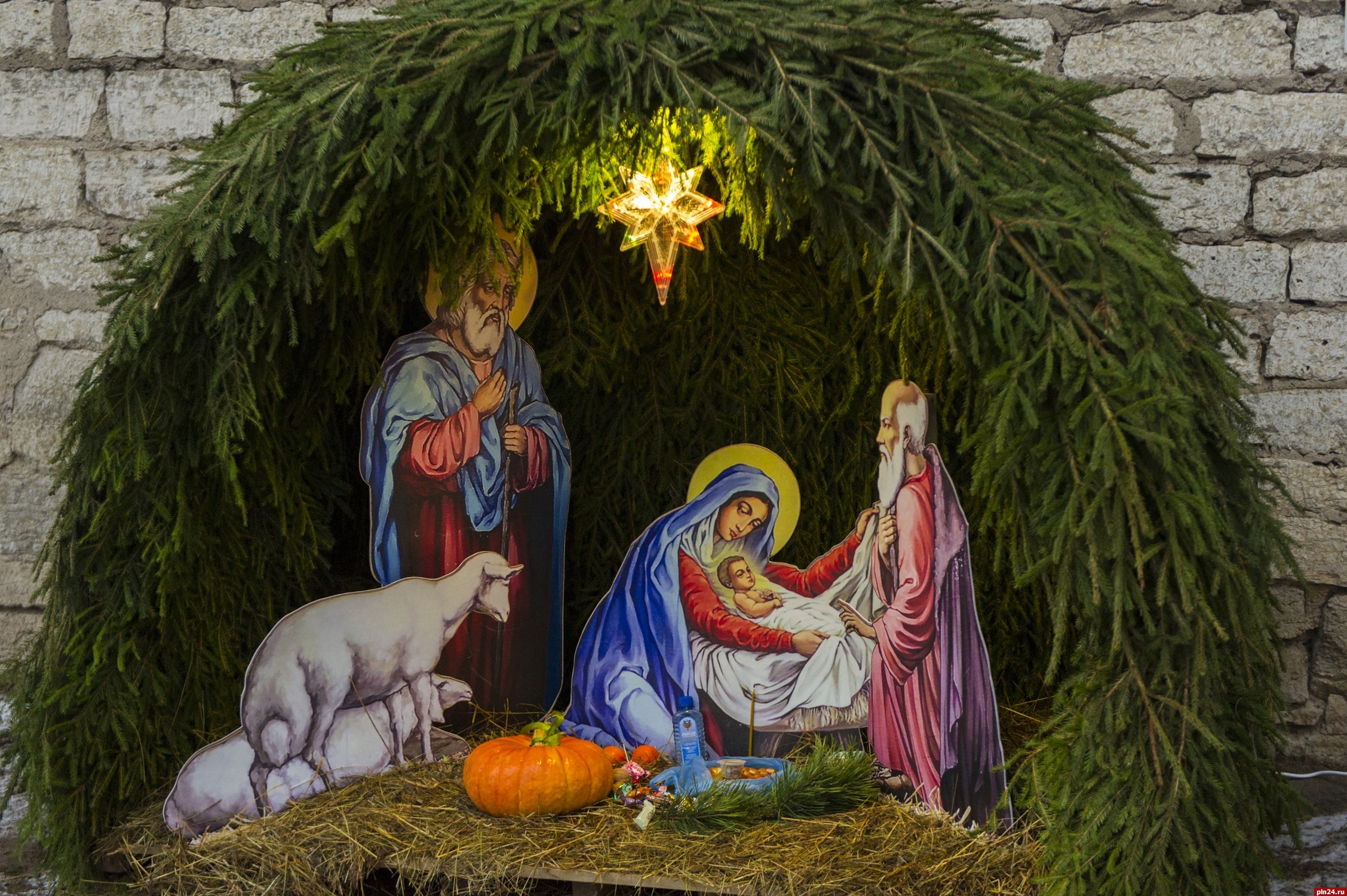 Праздник святое рождество. Рождение Иисуса Христа в вертепе. Рождественский вертеп Иисус Христос. Рождество Христово вертеп православный. С великим праздником Рождества Христова.