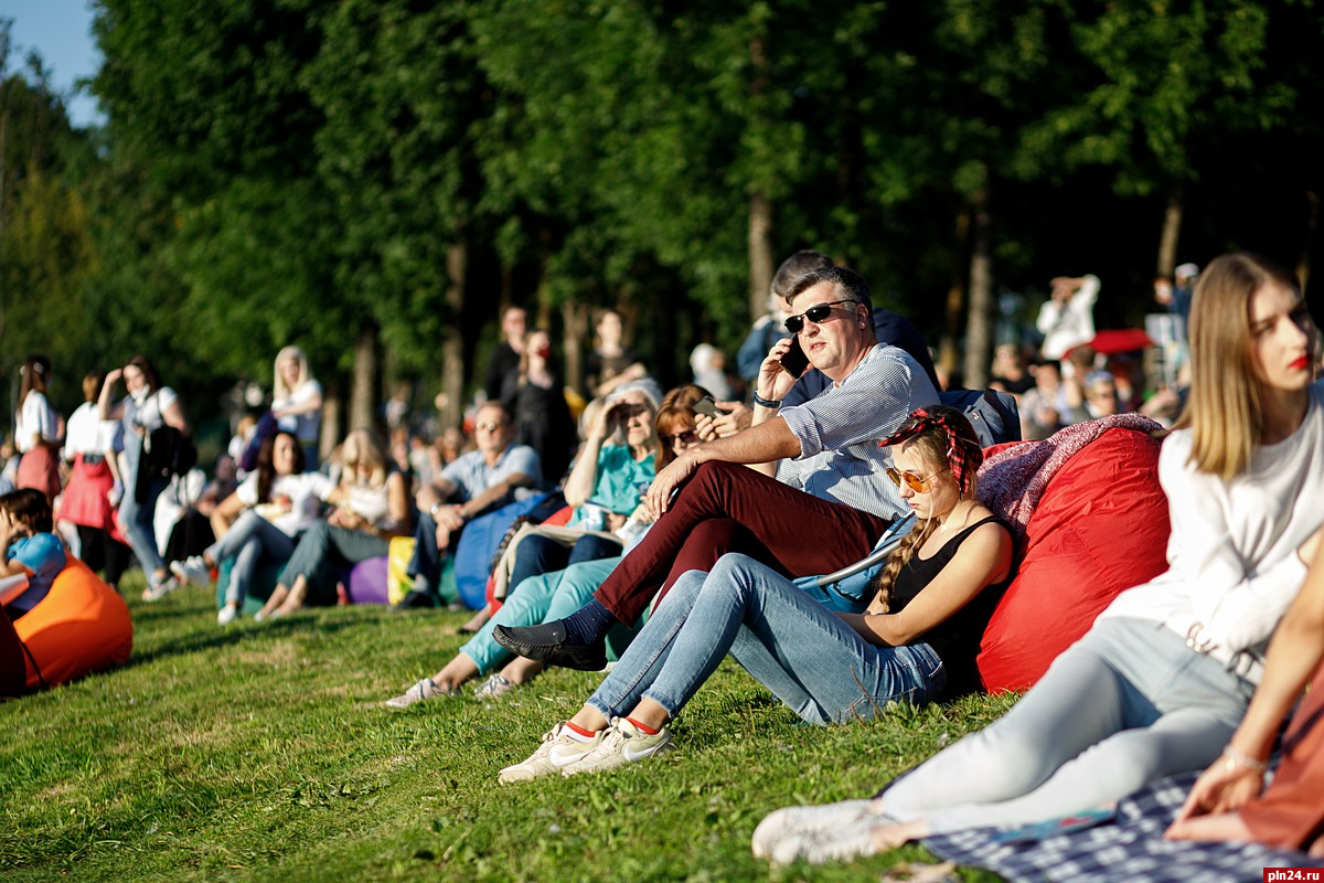 Свежий воздух москва. Гуляние на свежем воздухе. Концерт на свежем воздухе. Люди сидят в парке на траве. Люди на фестивале.