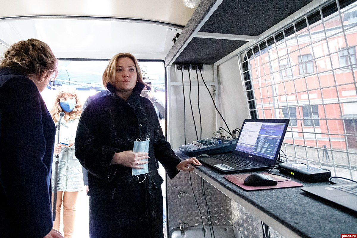 14 октября глава Минкультуры РФ Ольга Любимова находилась в регионе с рабочим визитом. Вместе с первым вице-спикером Совета Федерации Андреем Турчаком и губернатором Псковской области Михаилом Ведерниковым она возложила цветы к памятнику Савве Ямщикову в Пскове, посетила Покровскую и отреставрированную Варлаамовскую башни. Затем Ольга Любимова оценила обновленную псковскую областную библиотеку и готовность Дома губернатора.  Позже состоялась встреча с представителями труппы Псковского театра драмы, где она высказалась в поддержку проекта объединения театра с петербургской Александринкой. Кроме того, министр культуры побывала на открывшейся сегодня в Пскове выставке современного церковного искусства. Также Ольга Любимова посетила Печоры и Пушкинские Горы. Фоторепортаж Вадима Боченкова.