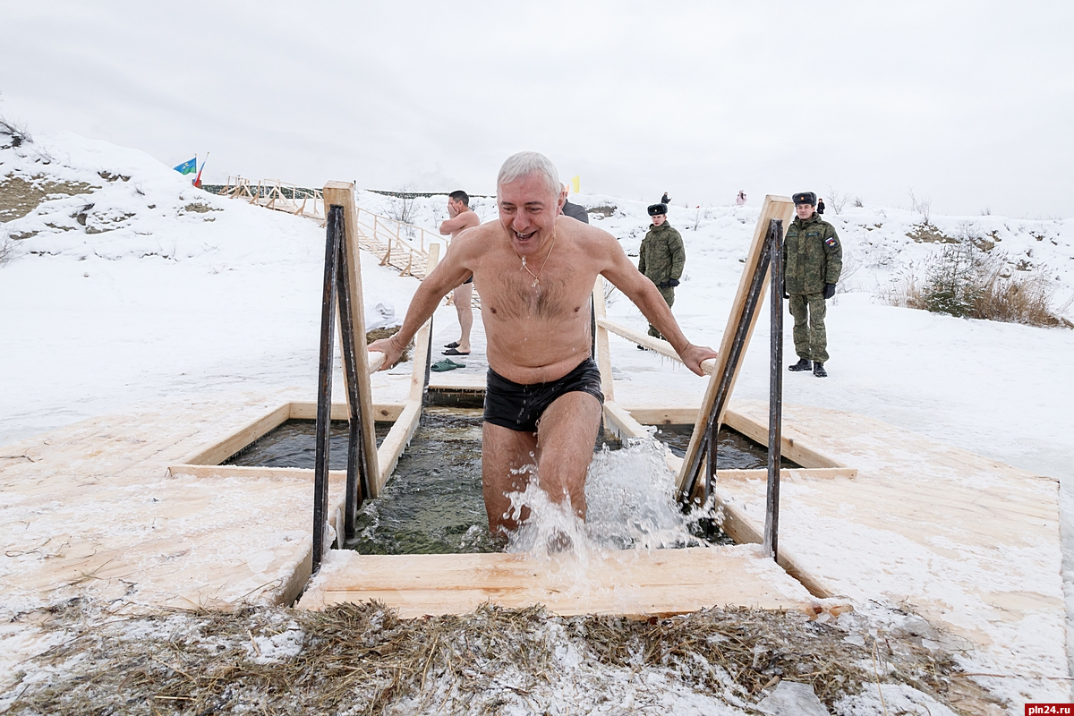 Январь купаться. Купание Путина на крещение 2021.