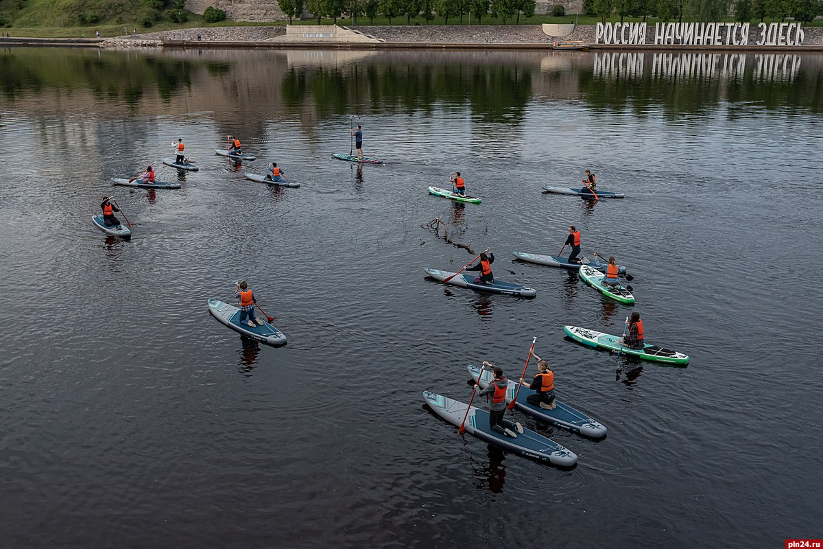 Массовый сплав. Сплав в Северодвинске на sup бордах. Sup-серфер Псков. Sup фестиваль. Плывут.