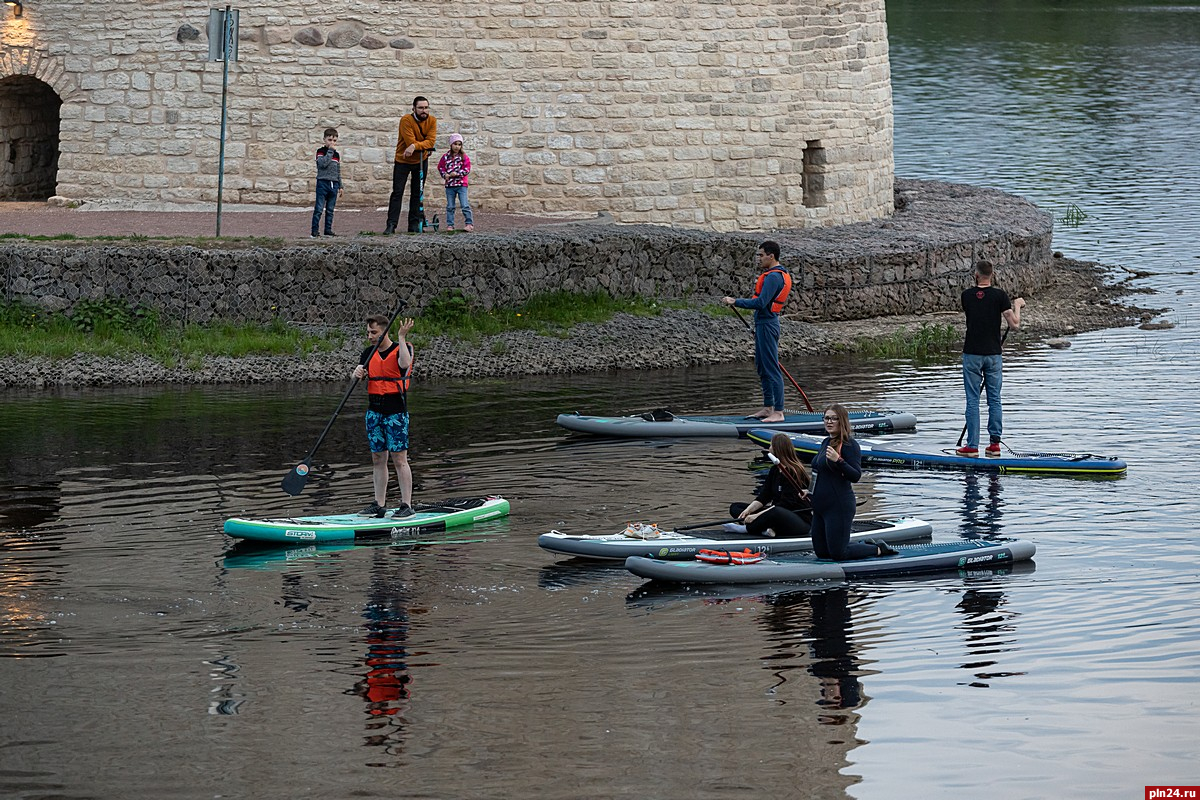 Псков без воды. Sup сплав. Сплав в Северодвинске на sup бордах. Sup-серфер Псков. Крым рафтинг сплав.