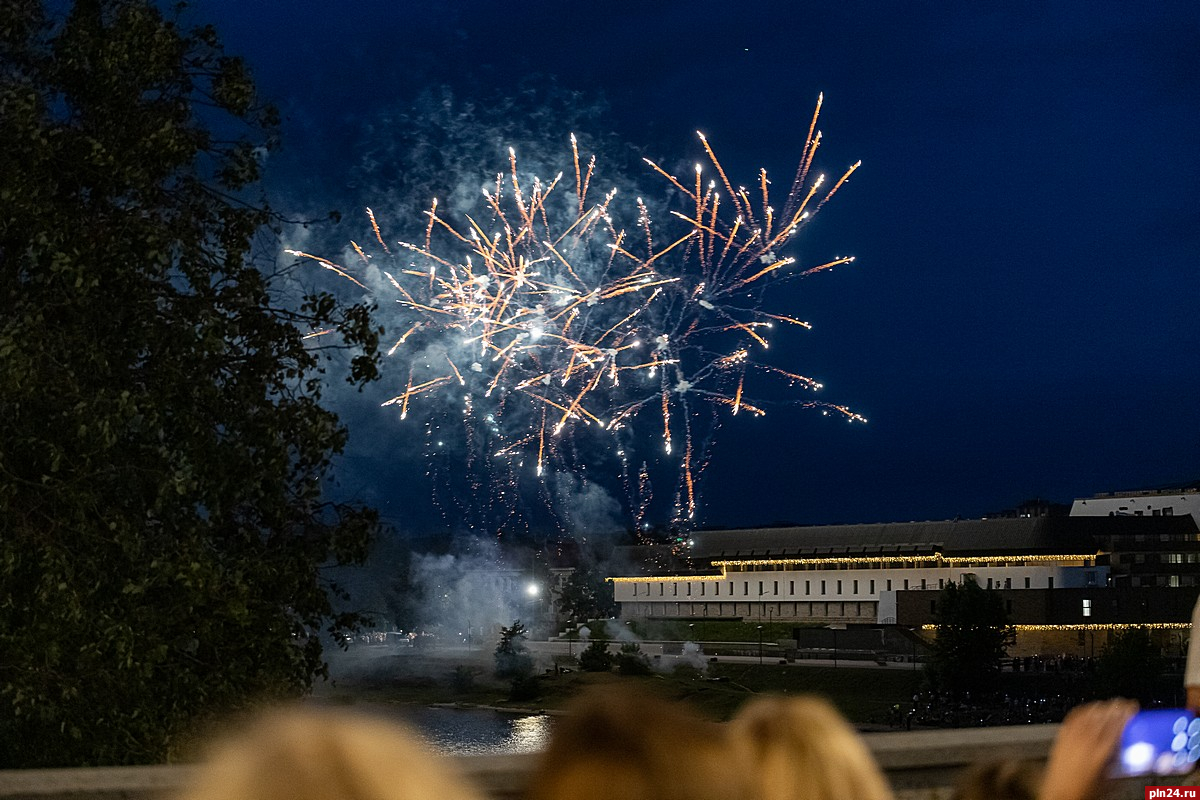 День города пскова 2024. Салют Псков. Салют астероид салют. Салют 24 июля.