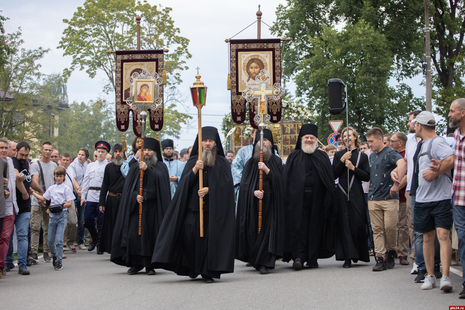 Псково Печерский монастырь крестный ход Успение