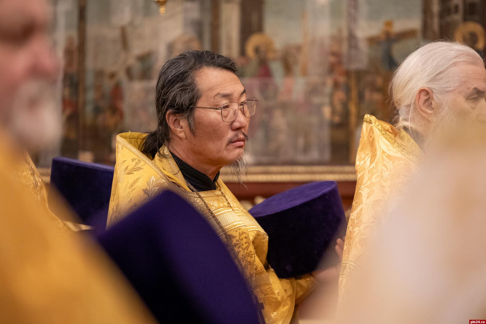 30 января Псков встретил великую святыню – чудотворный образ Пресвятой Богородицы «Феодоровская». По преданию, икона написана святым апостолом Лукой и имеет особое значение для истории России. Перед этим образом молился князь Александр Невский, а первый царь из династии Романовых Михаил получил благословение на царство.  Торжественная встреча иконы состоялась в Свято-Троицком кафедральном соборе. Множество верующих собрались, чтобы поклониться святыне. Митрополит Псковский и Порховский Матфей возглавил богослужение. В течение дня и 31 января перед иконой будут совершаться молебные пения.  Подробнее о торжественной встрече чудотворного образа Пресвятой Богородицы «Феодоровская» в Пскове — в фоторепортаже Анны Тягуновой.