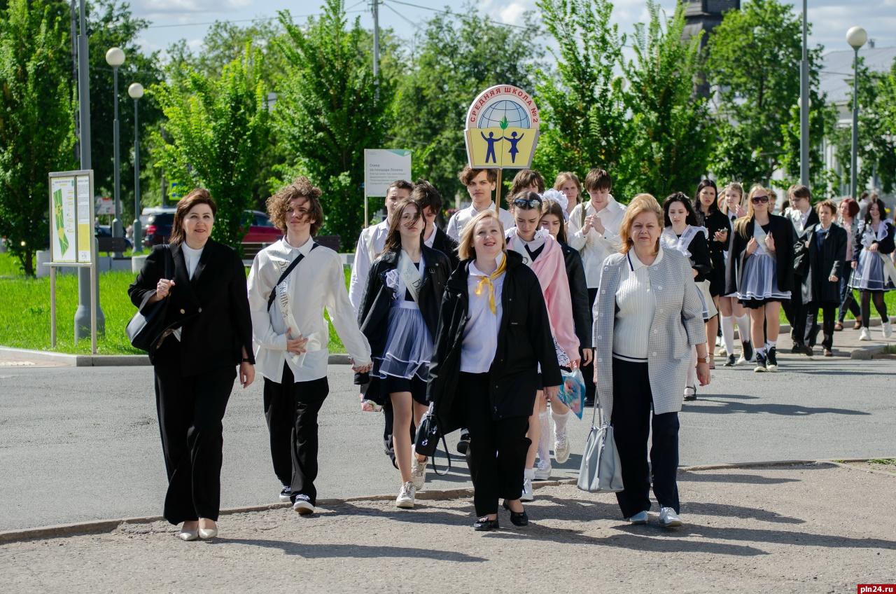 В жизни каждого школьника обязательно настает тот день, который он будет помнить всю оставшуюся жизнь - последний звонок.     И сегодня в Пскове состоялось это торжественное событие. После напутствия от министра просвещения Российской Федерации Сергея Кравцова колонна выпускников псковских школ, лицеев и гимназий двинулась в сторону Псковского государственного университета.     Больше о торжественном шествии - в репортаже Андрея Николаева и Константина Красильникова.