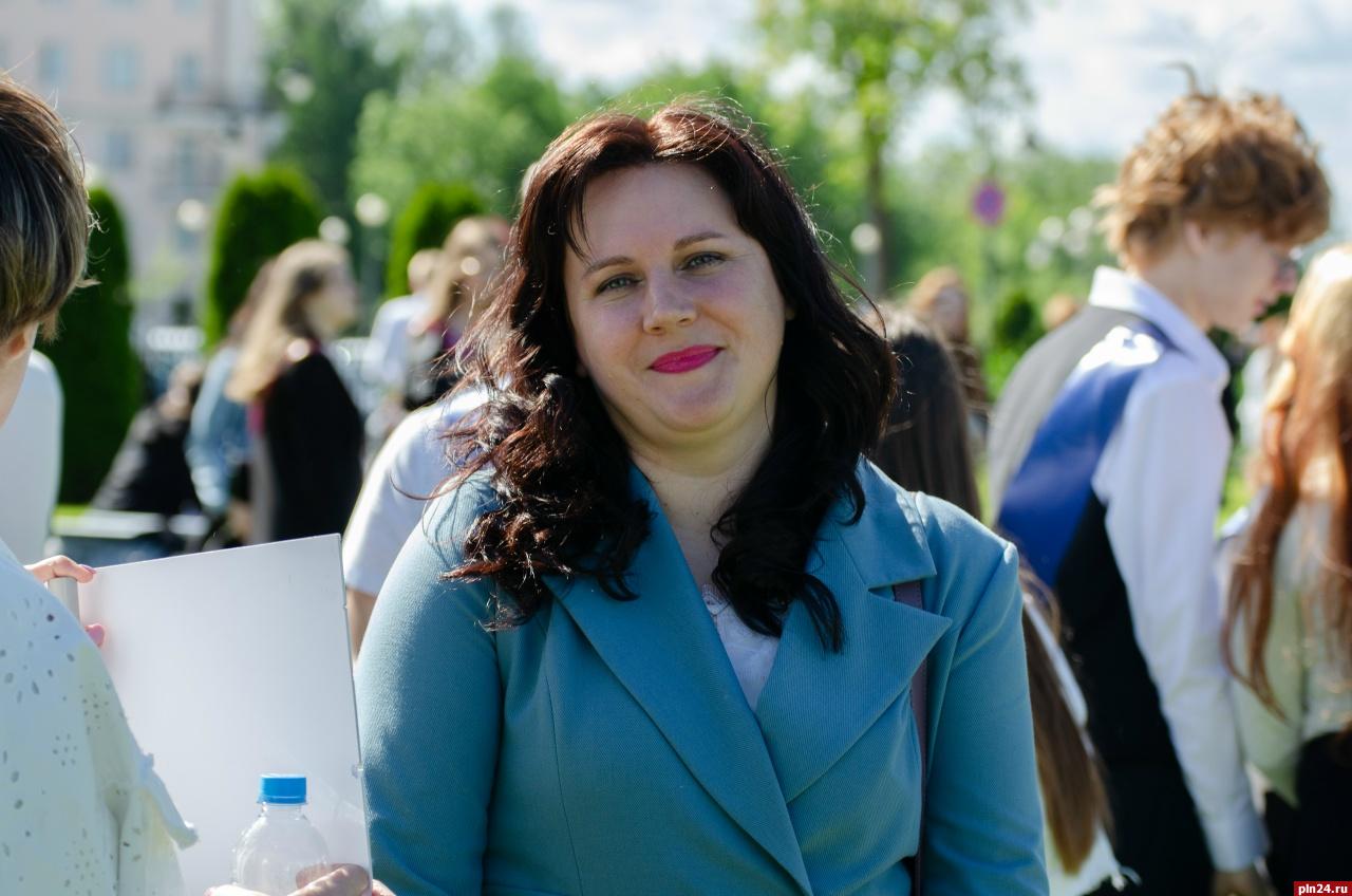 В жизни каждого школьника обязательно настает тот день, который он будет помнить всю оставшуюся жизнь - последний звонок.     И сегодня в Пскове состоялось это торжественное событие. После напутствия от министра просвещения Российской Федерации Сергея Кравцова колонна выпускников псковских школ, лицеев и гимназий двинулась в сторону Псковского государственного университета.     Больше о торжественном шествии - в репортаже Андрея Николаева и Константина Красильникова.