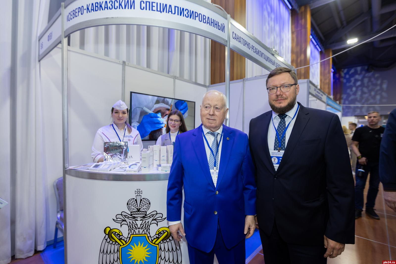 Ежегодный Всероссийский форум «Здравница» стартовал 26 мая в Пскове. Около двух тысяч специалистов из 60 регионов России, Казахстана и Белоруссии приняли участие в мероприятии. В программе предусмотрены различные мастер-классы, семинары с экспертами в области туризма и санаторно-курортного дела, музыкальные паузы с выступлениями псковских коллективов, а также выставка с примерами инноваций в медицинской сфере и предложениями о курортно-санаторном лечении, которая продлится всё время форума. В день торжественного открытия форума и выставки в числе почетных гостей, осмотревших экспозицию, были глава города Пскова Борис Ёлкин, председатель Псковского областного совета профессиональных союзов Игорь Иванов и председатель Федерации независимых профсоюзов России Сергей Черногаев.  Подробнее о форуме - в фоторепортаже Анны Тягуновой.