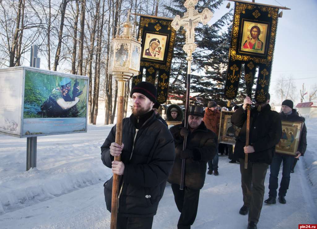26 января в Пскове прошел городской Крестный ход с иконами Святой Троицы и Божией Матери «Чирская», Крестом и Евангелием. Фото Андрей Кокшарова.