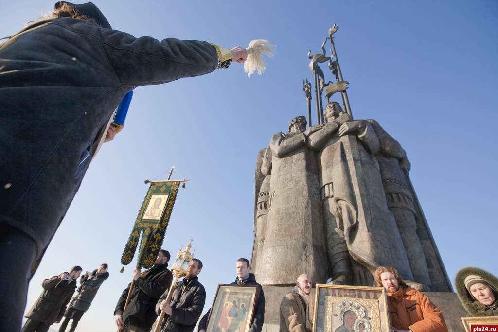 26 января в Пскове прошел городской Крестный ход с иконами Святой Троицы и Божией Матери «Чирская», Крестом и Евангелием. Фото Андрей Кокшарова.