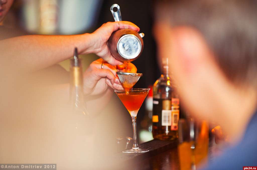 11 марта в Шейк-баре клуба R-16 прошла очередная вечеринка «Staff Party». В рамках вечеринки прошла «Битва не только барменов». 