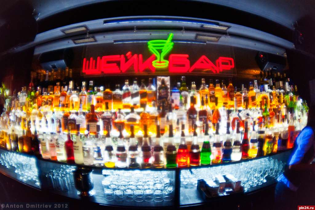 11 марта в Шейк-баре клуба R-16 прошла очередная вечеринка «Staff Party». В рамках вечеринки прошла «Битва не только барменов». 
