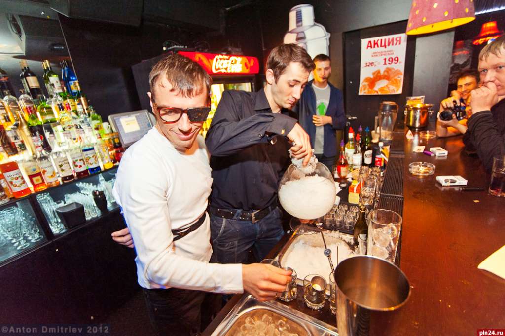 11 марта в Шейк-баре клуба R-16 прошла очередная вечеринка «Staff Party». В рамках вечеринки прошла «Битва не только барменов». 
