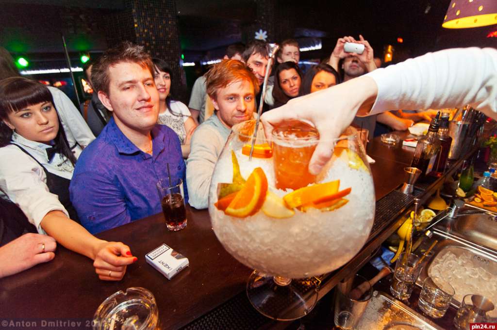 11 марта в Шейк-баре клуба R-16 прошла очередная вечеринка «Staff Party». В рамках вечеринки прошла «Битва не только барменов». 