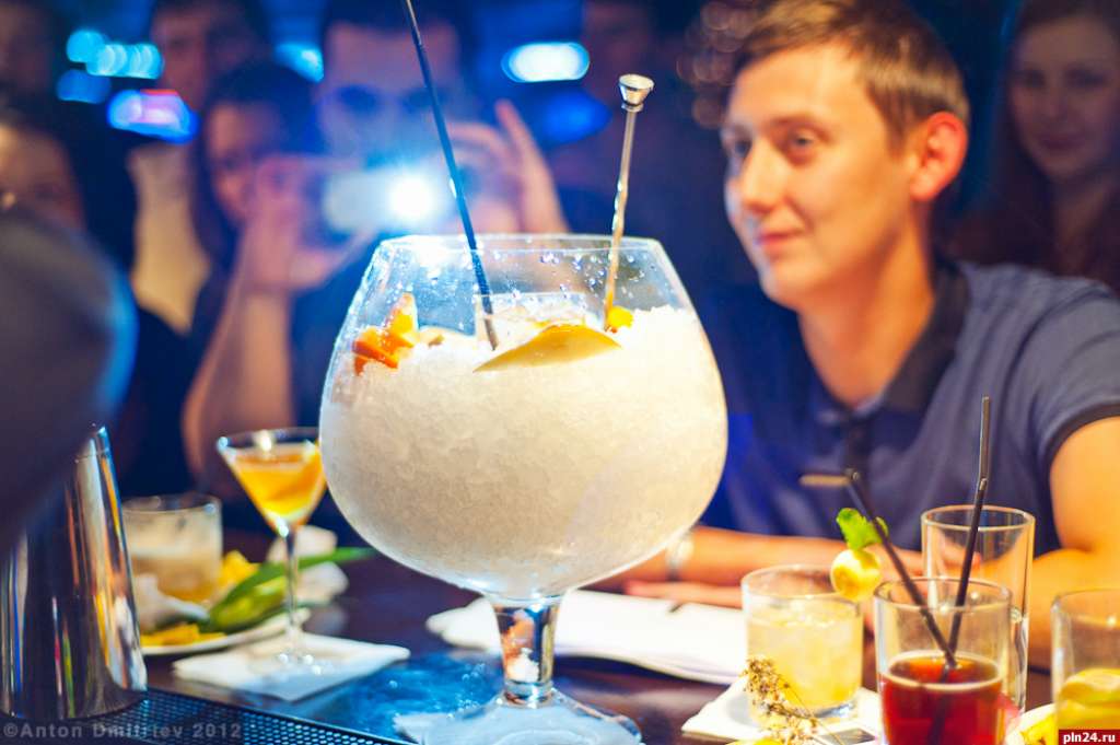 11 марта в Шейк-баре клуба R-16 прошла очередная вечеринка «Staff Party». В рамках вечеринки прошла «Битва не только барменов». 