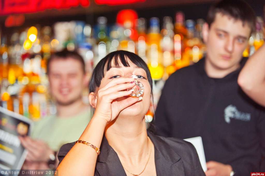 11 марта в Шейк-баре клуба R-16 прошла очередная вечеринка «Staff Party». В рамках вечеринки прошла «Битва не только барменов». 