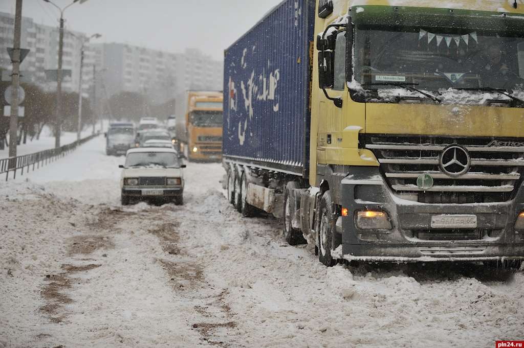 Камаз буксует в снегу