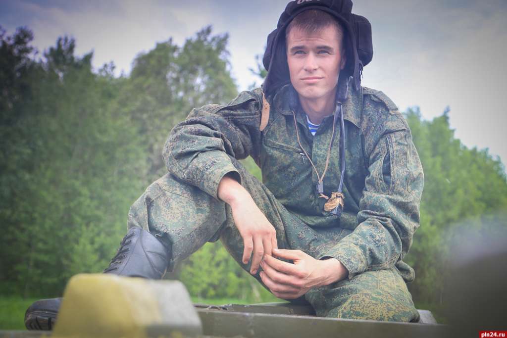В Пскове продолжается учебно-методический сбор руководящего состава Воздушно-десантных войск и командиров десантно-штурмовых бригад военных округов, командиров бригад и полков морской пехоты Береговых войск Военно-морского флота. В нем принимает участие командующий ВДВ генерал-полковник Владимир Шаманов. Вчера журналистам продемонстрировали занятия по вождению боевых машин десанта в составе роты. Фото Андрея Кокшарова