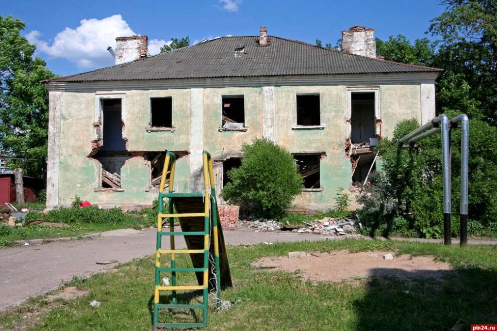 «Лепеши» - народное название микрорайона, расположенного вдоль реки Великой, начиная от переезда в районе железнодорожного моста и вплоть до Промежиц. Спроси у любого псковича за 30, кто такой Пантелеймон Лепешинский, каждый уверенно ответит на этот вопрос. Ну, просто потому, что ответ не требует глубоких знаний – «революционер какой-нибудь…». Была у нас такая традиция – к топонимике подходили без фантазии. Правда, в отличие от многих иных деятелей коммунистического движения, чьи имена увековечены в городе, Пантелеймон Николаевич, по крайней мере, в Пскове был. «С 1900 - агент «Искры» в Пскове», - сообщает нам БСЭ.  По микрорайону гуляли Сергей Ермолаев и Михаил Глущенко (фото). 