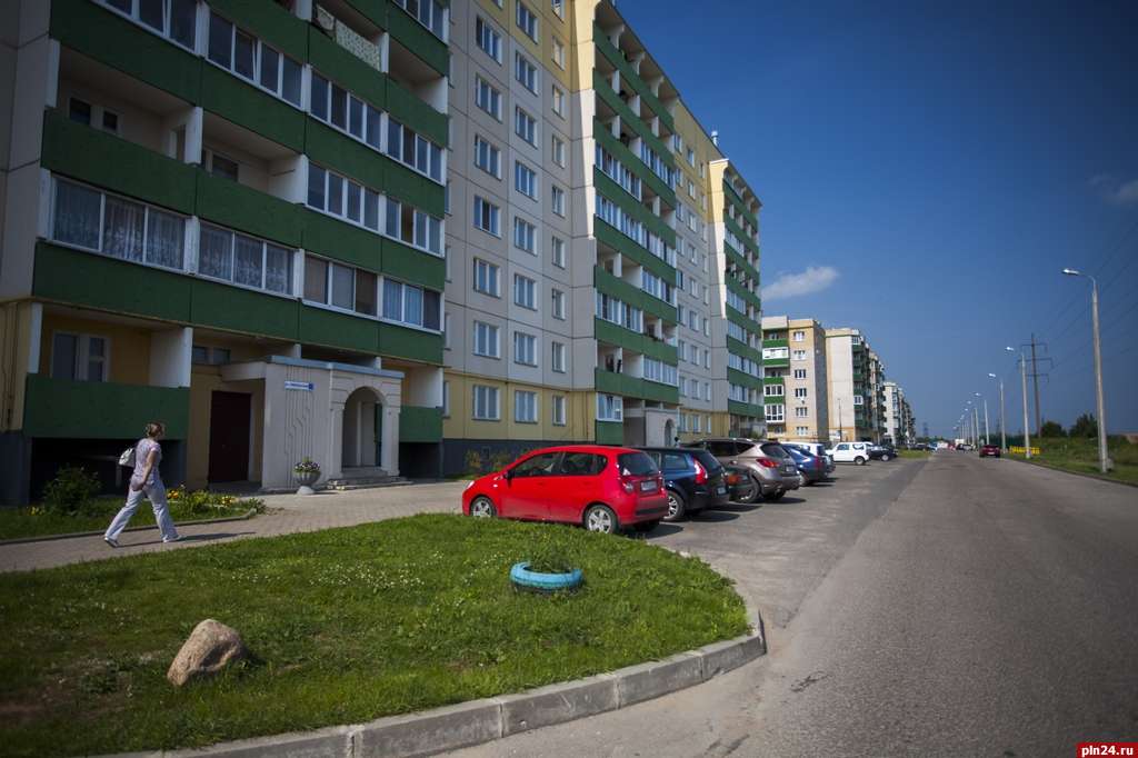 Прошлая часть проекта «Городские окраины»  была посвящена деревне Родина. В продолжение  «старой» Родины на этот раз мы решили посетить  Родину «новую»  - микрорайон «Родина». По бумагам это все еще деревня, хотя фактически – городская окраина, большинство жителей которой работают в Пскове и считают себя горожанами. 