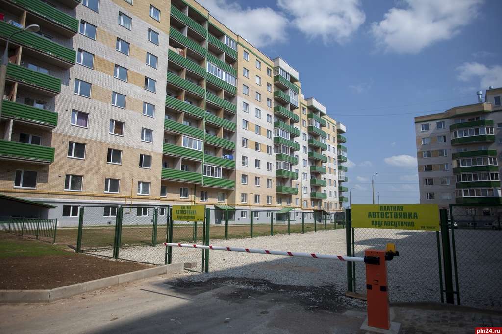 Прошлая часть проекта «Городские окраины»  была посвящена деревне Родина. В продолжение  «старой» Родины на этот раз мы решили посетить  Родину «новую»  - микрорайон «Родина». По бумагам это все еще деревня, хотя фактически – городская окраина, большинство жителей которой работают в Пскове и считают себя горожанами. 