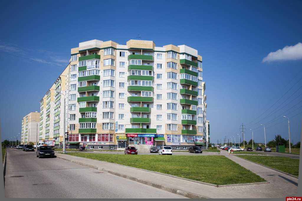 Прошлая часть проекта «Городские окраины»  была посвящена деревне Родина. В продолжение  «старой» Родины на этот раз мы решили посетить  Родину «новую»  - микрорайон «Родина». По бумагам это все еще деревня, хотя фактически – городская окраина, большинство жителей которой работают в Пскове и считают себя горожанами. 
