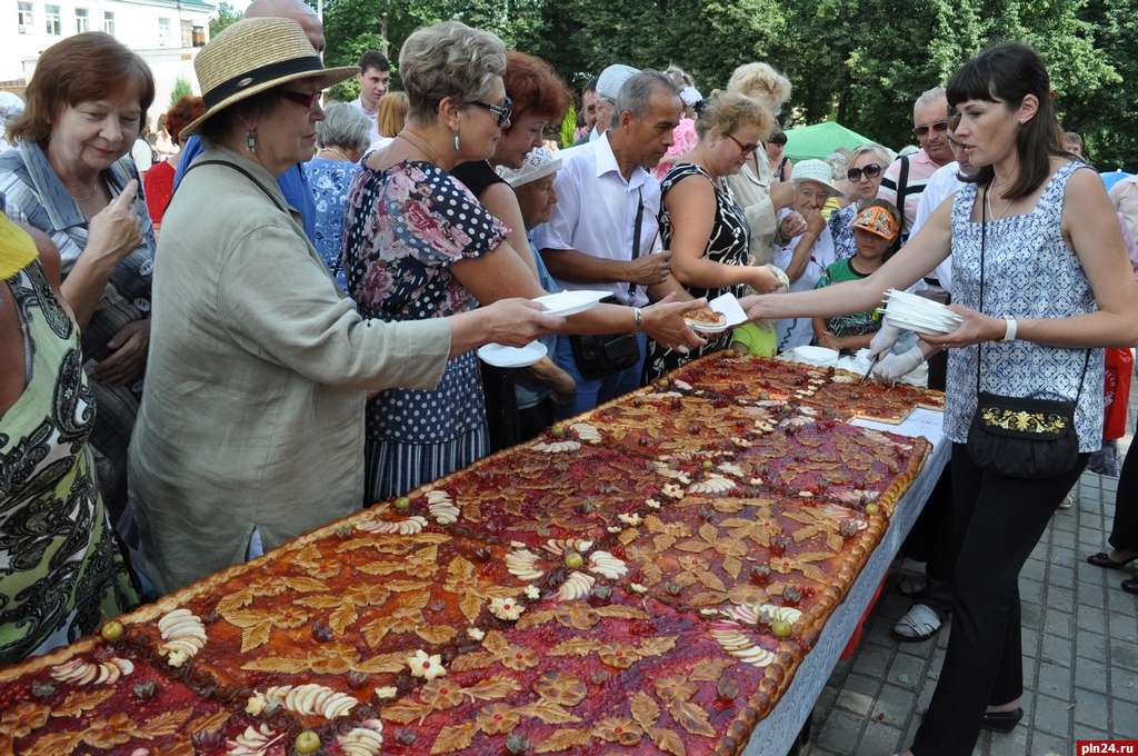 Погода великие луки на 3 дня. Орехи Великие Луки. Погода Великие Луки. Традиции великих лук. Рынок выходного дня в великих Луках.