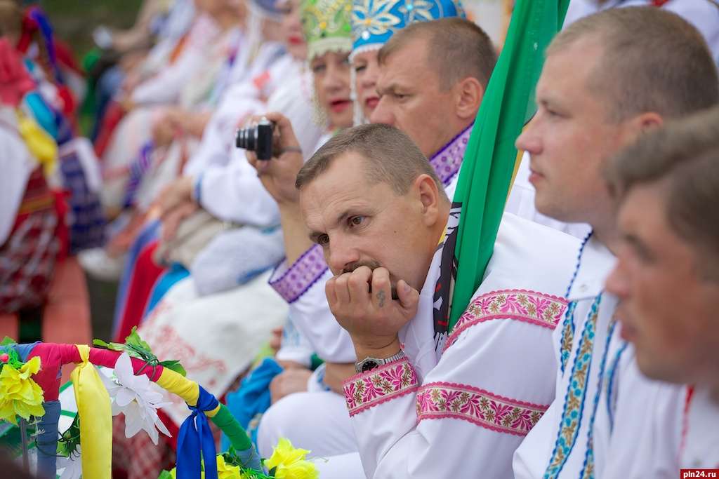 После обзорной экскурсии по Ботаническому саду под музыку ансамбля «Сказ» ганзейские делегации заняли места в Зеленом театре. Криками «Ура!» псковичи приветствовали гостей из Великого Новгорода, Торжка, Твери, Вологды, Великого Устюга, Белозерка и других. Фото Артема Аванесова