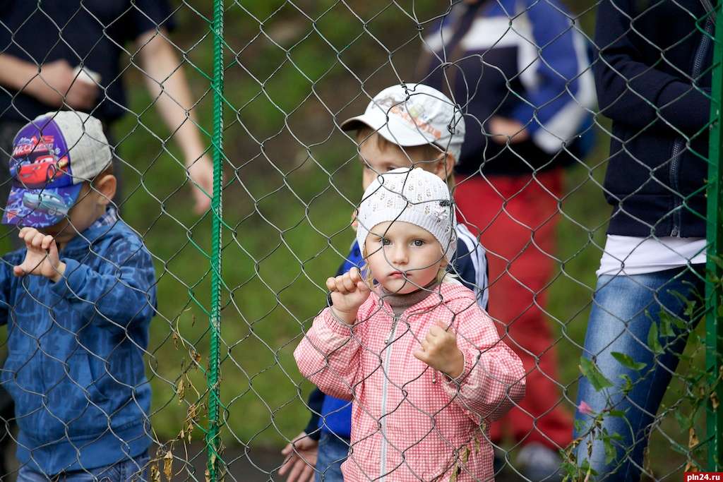 После обзорной экскурсии по Ботаническому саду под музыку ансамбля «Сказ» ганзейские делегации заняли места в Зеленом театре. Криками «Ура!» псковичи приветствовали гостей из Великого Новгорода, Торжка, Твери, Вологды, Великого Устюга, Белозерка и других. Фото Артема Аванесова