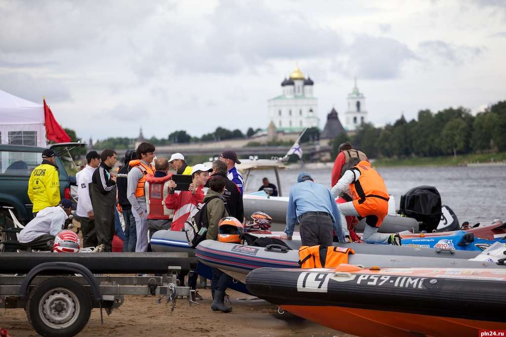 В Пскове на реке Великой в районе городского пляжа проходит чемпионат России по водно-моторному спорту. На состязание съехалось порядка 50 сильнейших спортсменов из разных городов России, в том числе неоднократные победители соревнований международного уровня. Псковичи выступают в самом мощном трехлитровом классе. Фото Артема Аванесова