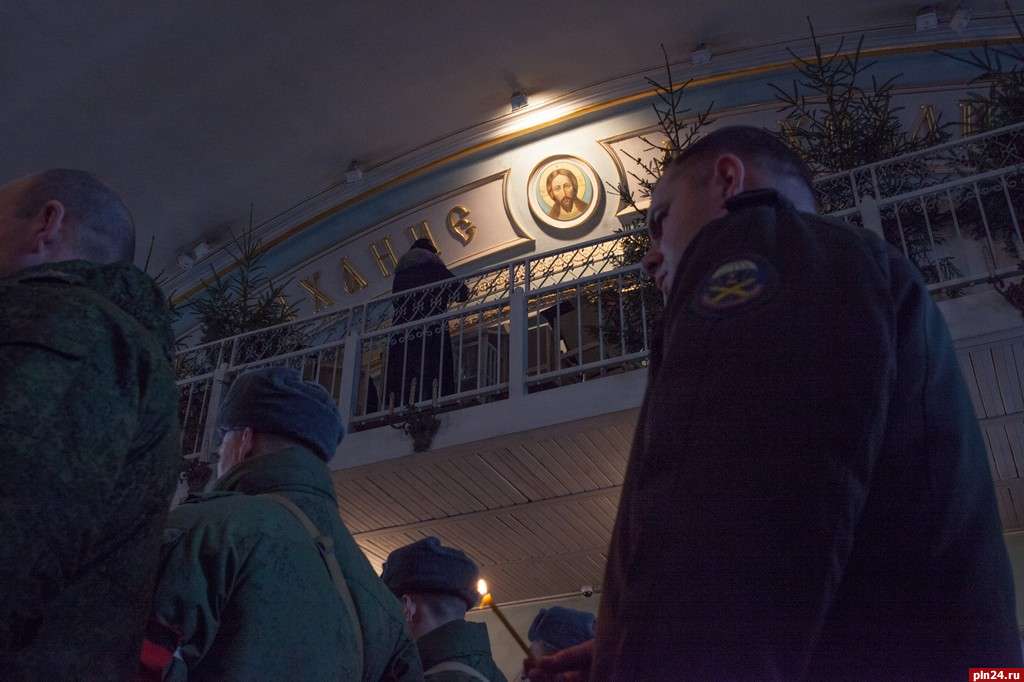 20 января в Пскове простились с десантником Иваном Никитиным, погибшим в результате неудачного прыжка с парашютом на полигоне Кислово. Отпевание состоялось сегодня в храме Александра Невского в Пскове. Провел его настоятель храма протоиерей Олег Тэор.