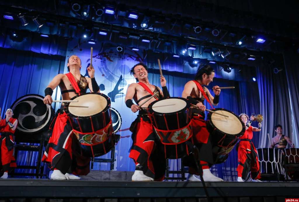 Японское барабанное шоу himitsu. Барабаны Тайко шоу. Шоу китайских барабанщиков. Японское барабанное шоу. Шоу японских барабанщиков.