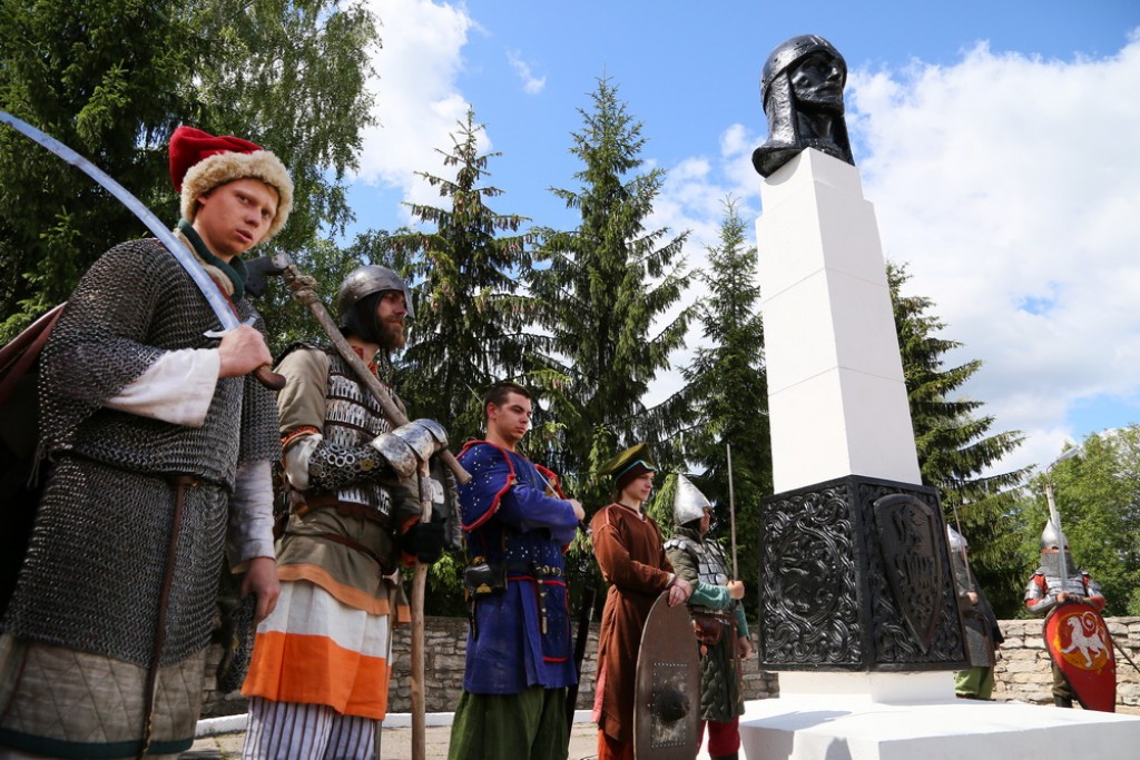 Погода в порхове на завтра. Памятник Невскому Порхов. Памятник-бюст Александру Невскому в Порхове. Александр Невский памятник Порхов. Памятник Александру Невскому в городе Порхов.