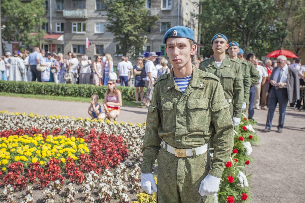 23 июля в Пскове на площади Победа состоялся торжественный ритуал возложения гирлянды воинской славы и цветов к могиле Неизвестного солдата и стеле «Псков - город воинской славы», приуроченный к 70-летию освобождения города от немецко-фашистских захватчиков. Фото: Артем Аванесов