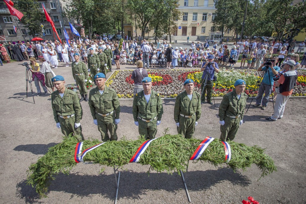 23 июля в Пскове на площади Победа состоялся торжественный ритуал возложения гирлянды воинской славы и цветов к могиле Неизвестного солдата и стеле «Псков - город воинской славы», приуроченный к 70-летию освобождения города от немецко-фашистских захватчиков. Фото: Артем Аванесов