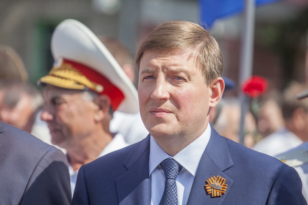 23 июля в Пскове на площади Победа состоялся торжественный ритуал возложения гирлянды воинской славы и цветов к могиле Неизвестного солдата и стеле «Псков - город воинской славы», приуроченный к 70-летию освобождения города от немецко-фашистских захватчиков. Фото: Артем Аванесов