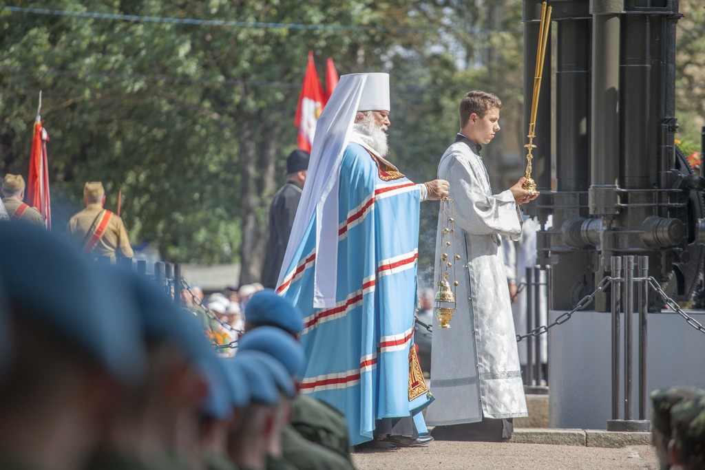 23 июля в Пскове на площади Победа состоялся торжественный ритуал возложения гирлянды воинской славы и цветов к могиле Неизвестного солдата и стеле «Псков - город воинской славы», приуроченный к 70-летию освобождения города от немецко-фашистских захватчиков. Фото: Артем Аванесов