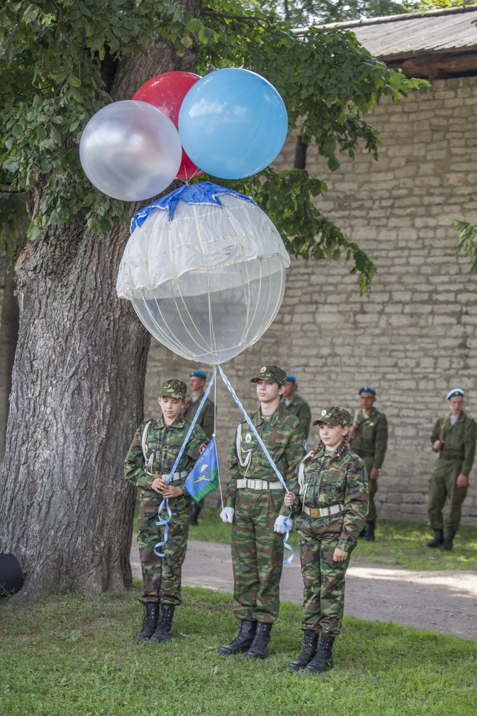 23 июля в Пскове на площади Победа состоялся торжественный ритуал возложения гирлянды воинской славы и цветов к могиле Неизвестного солдата и стеле «Псков - город воинской славы», приуроченный к 70-летию освобождения города от немецко-фашистских захватчиков. Фото: Артем Аванесов