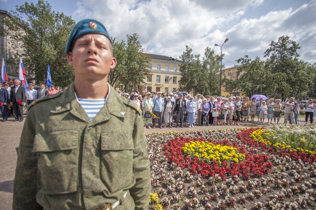 23 июля в Пскове на площади Победа состоялся торжественный ритуал возложения гирлянды воинской славы и цветов к могиле Неизвестного солдата и стеле «Псков - город воинской славы», приуроченный к 70-летию освобождения города от немецко-фашистских захватчиков. Фото: Артем Аванесов
