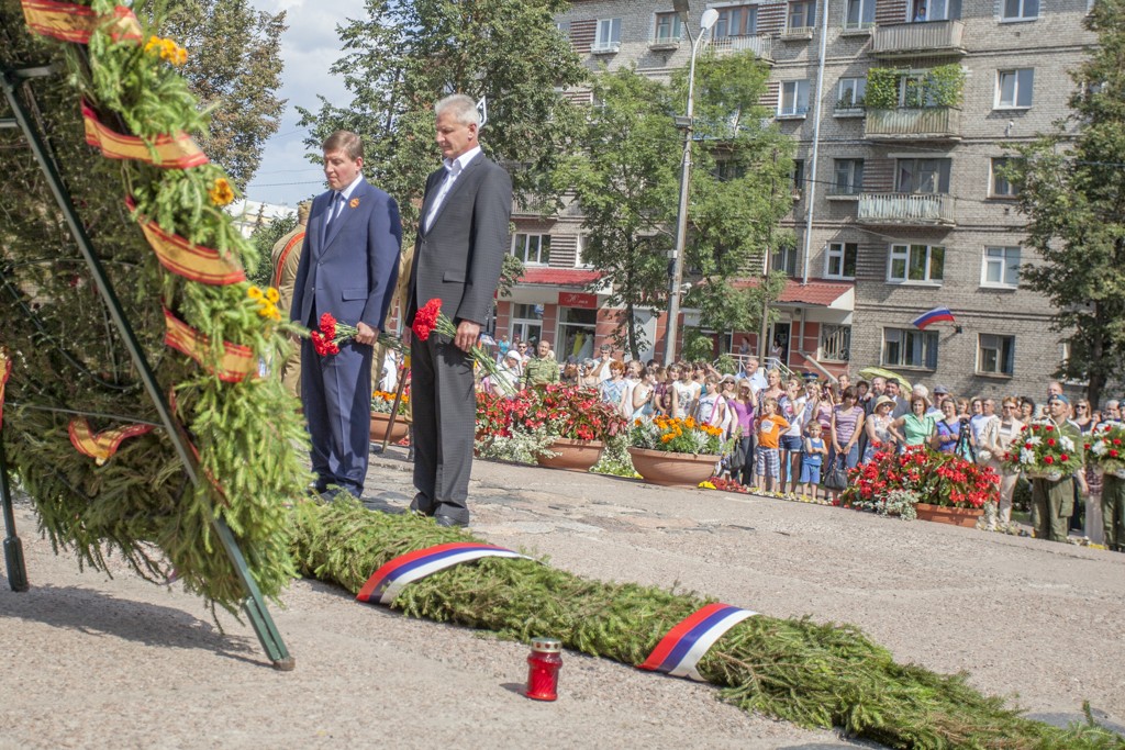 23 июля в Пскове на площади Победа состоялся торжественный ритуал возложения гирлянды воинской славы и цветов к могиле Неизвестного солдата и стеле «Псков - город воинской славы», приуроченный к 70-летию освобождения города от немецко-фашистских захватчиков. Фото: Артем Аванесов