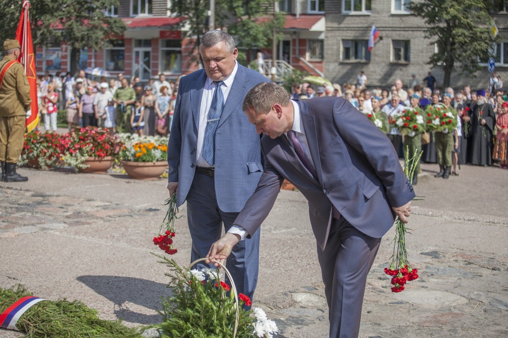 23 июля в Пскове на площади Победа состоялся торжественный ритуал возложения гирлянды воинской славы и цветов к могиле Неизвестного солдата и стеле «Псков - город воинской славы», приуроченный к 70-летию освобождения города от немецко-фашистских захватчиков. Фото: Артем Аванесов