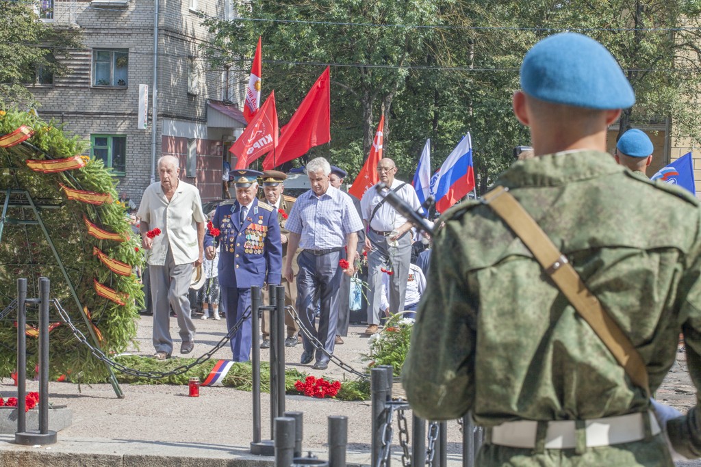 23 июля в Пскове на площади Победа состоялся торжественный ритуал возложения гирлянды воинской славы и цветов к могиле Неизвестного солдата и стеле «Псков - город воинской славы», приуроченный к 70-летию освобождения города от немецко-фашистских захватчиков. Фото: Артем Аванесов