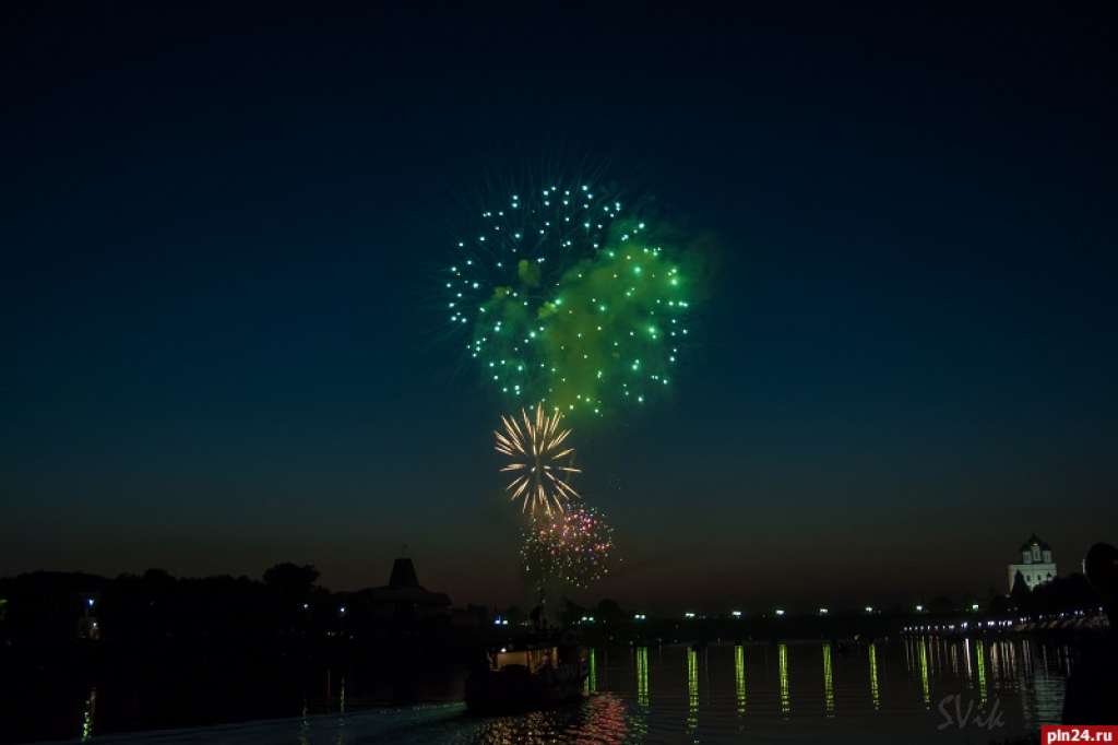 26 июля в полночь в Пскове прогремел фейерверк в честь 1111-летия города и 70-й годовщины его освобождения от немецко-фашистских захватчиков. Псковичи смогли наблюдать 7-минутное зрелище с набережной реки Великой, которую специально открыли на время праздников. Фото Андрея Кокшарова и Виктора Саломатова
