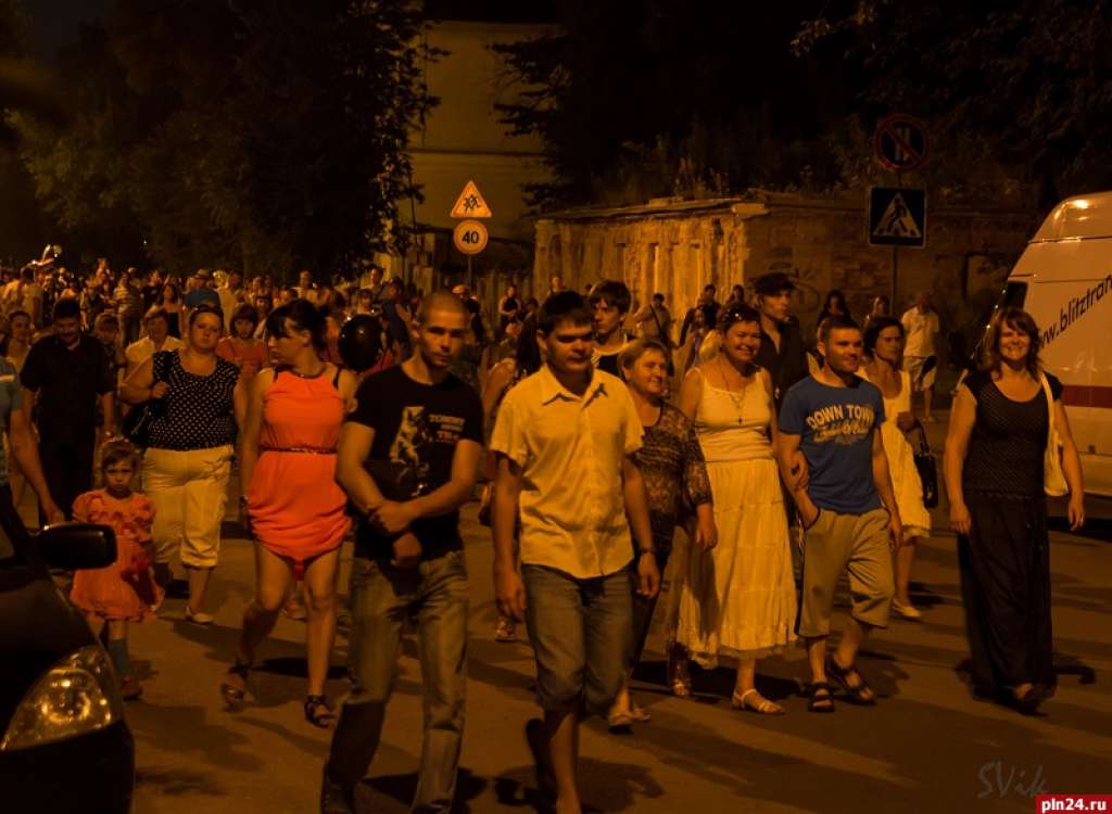 26 июля в полночь в Пскове прогремел фейерверк в честь 1111-летия города и 70-й годовщины его освобождения от немецко-фашистских захватчиков. Псковичи смогли наблюдать 7-минутное зрелище с набережной реки Великой, которую специально открыли на время праздников. Фото Андрея Кокшарова и Виктора Саломатова
