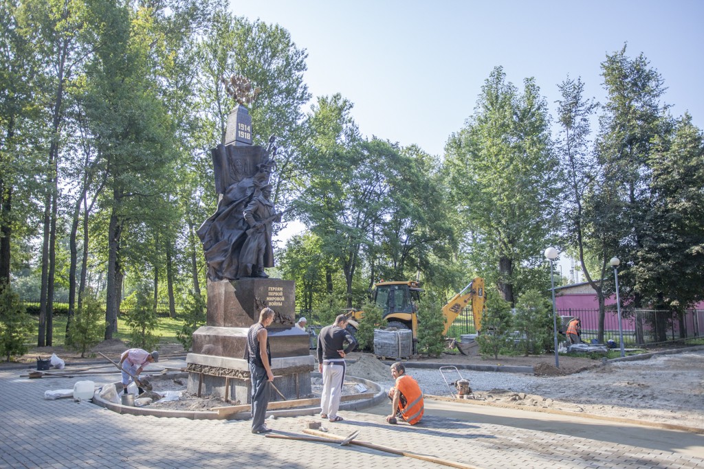 В Пскове завершены работы по установке 7-метровой стеллы, посвященной Героям Первой мировой войны.
