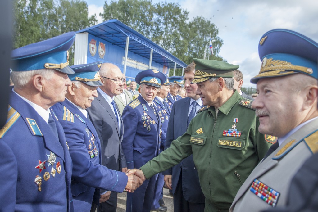 Министр обороны РФ Сергей Шойгу вручил личному составу 76-й десантно-штурмовой дивизии орден Суворова. Глава ведомства сегодня, 22 августа, прибыл в Псков с рабочим визитом специально для того, чтобы вручить псковским десантникам высокую награду во исполнение указа президента России Владимира Путина.