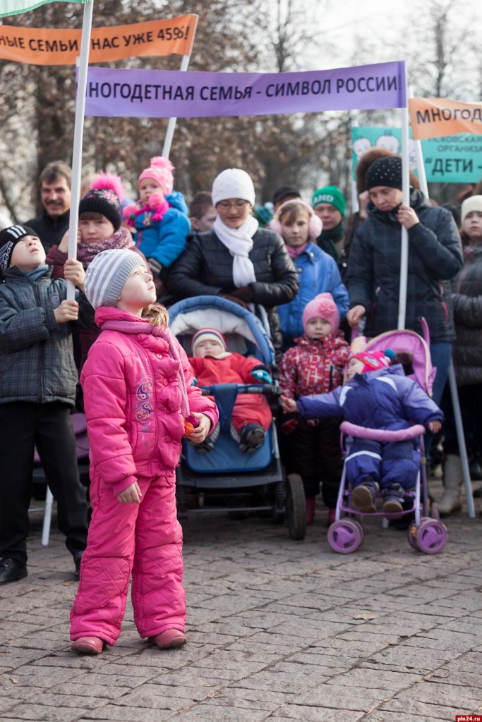 4 ноября в Пскове в честь Дня народного единства состоялись торжественное шествие и митинг 