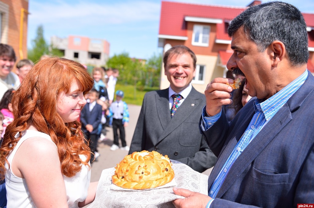 17 мая «Детскую деревню SOS» в Пскове посетили президент Международной организации господин Сиддхарт Каул и региональный директор стран ближнего зарубежья (Россия, Прибалтика, Украина, Казахстан, Туркмения) «Детские деревни SOS» из Польши Элла Янчур. С ними встретился глава города Пскова Иван Цецерский. Фото Андрея Лупанова