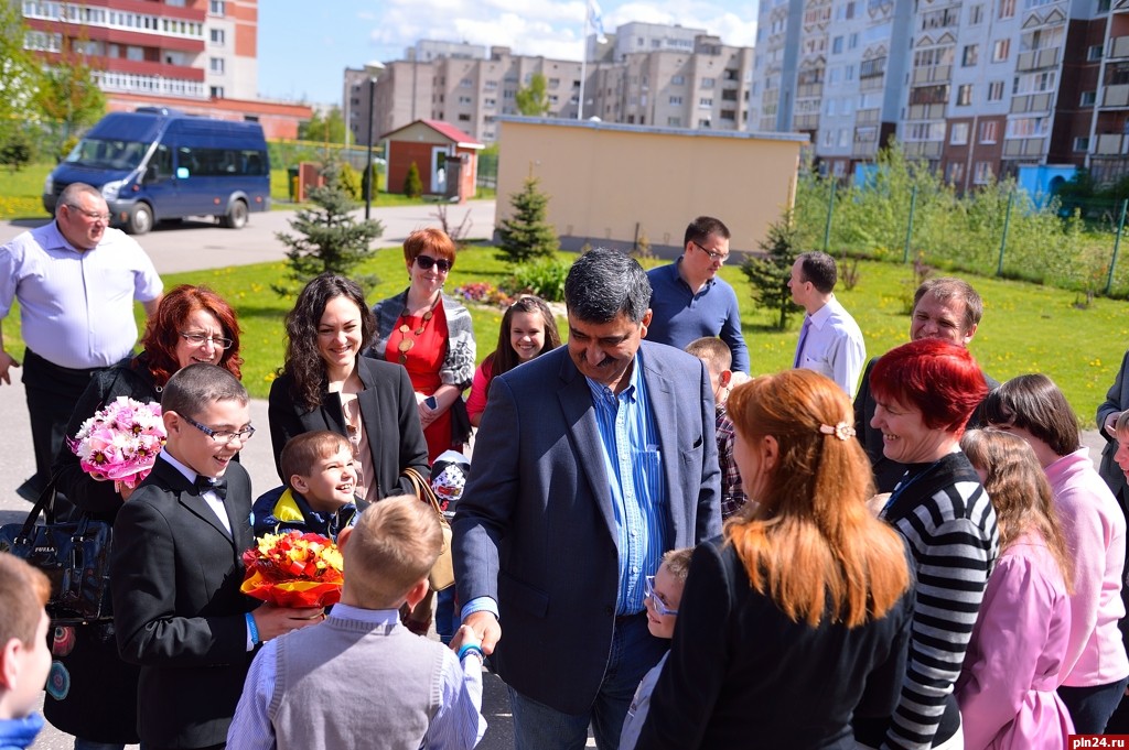 17 мая «Детскую деревню SOS» в Пскове посетили президент Международной организации господин Сиддхарт Каул и региональный директор стран ближнего зарубежья (Россия, Прибалтика, Украина, Казахстан, Туркмения) «Детские деревни SOS» из Польши Элла Янчур. С ними встретился глава города Пскова Иван Цецерский. Фото Андрея Лупанова