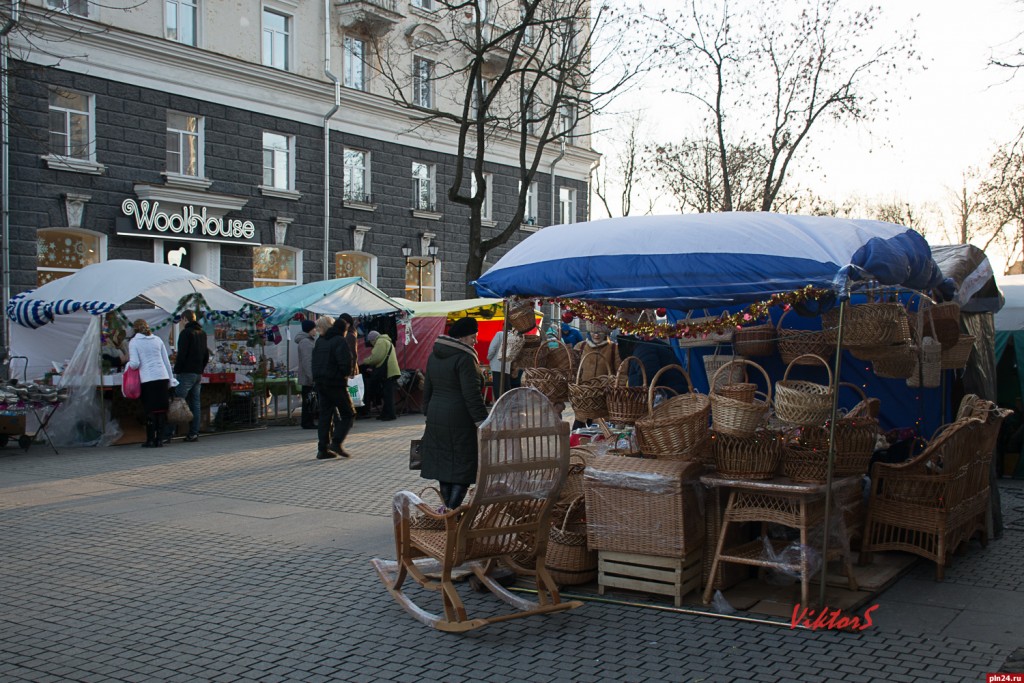 Городская новогодняя ярмарка развернулась на улице Пушкина в Пскове. Фото Виктора Саломатова